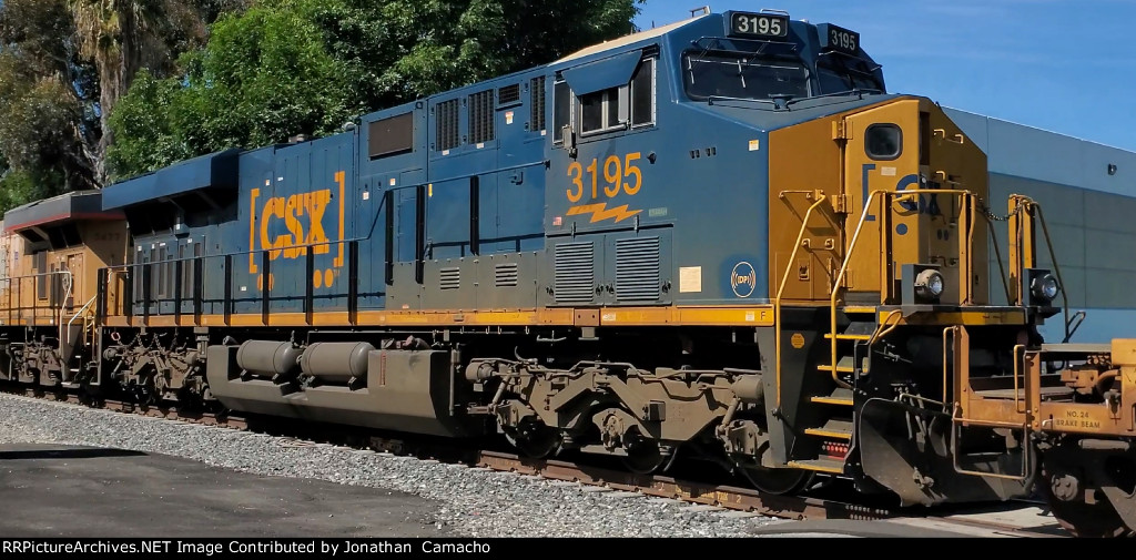 CSX 3195 on a UP ZLAMN